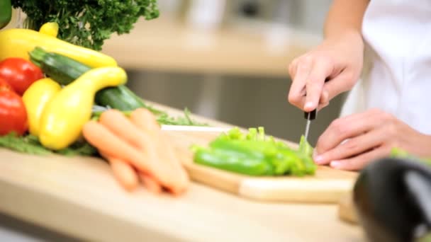 Meisje op keuken voorbereiding van groenten — Stockvideo