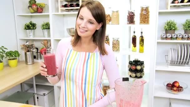 Kaukasische meisje portret houden glas vers fruit smoothie — Stockvideo