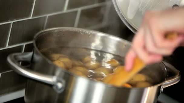 Boiling potatoes for family dinner — Stock Video