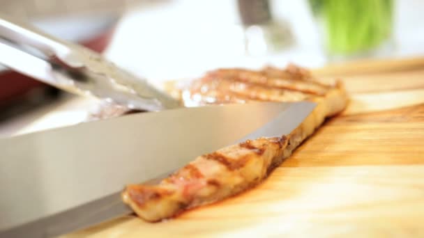 Close-up van gezonde levensstijl gekookt t-bone steak — Stockvideo
