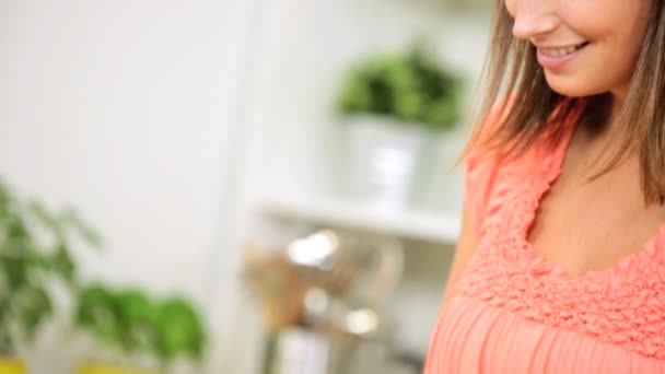 Girl at home kitchen displaying lunch — Stock Video