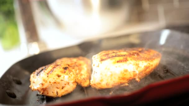 Weißes Hühnerfleisch braten heiße Bratpfanne — Stockvideo