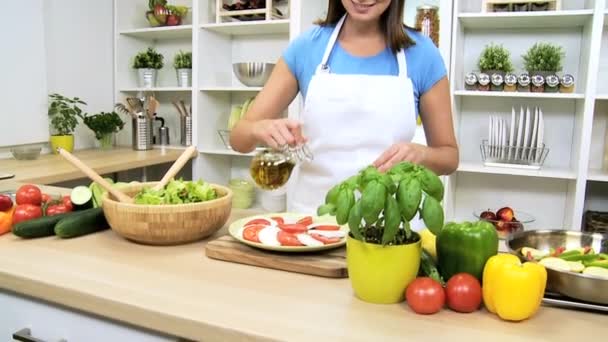 Meisje druilerig olijfolie buffalo mozzarella tomatensalade — Stockvideo