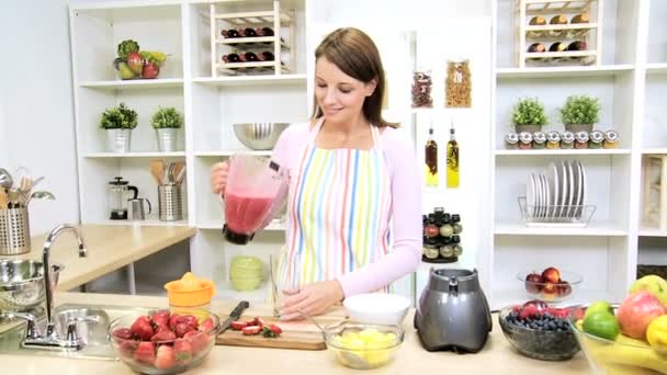 Portrait Brunette Girl Pouring Glass Fresh Fruit Juice — Stock Video