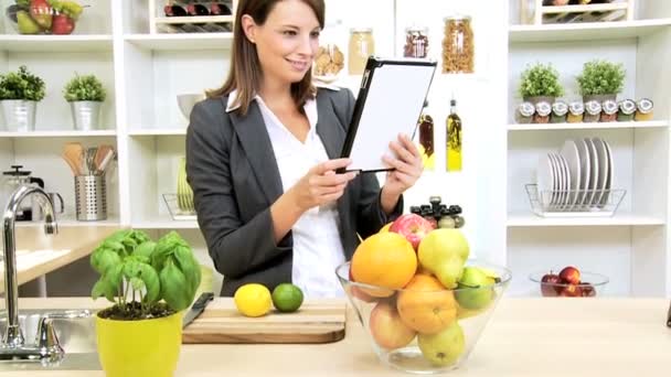 Tableta inalámbrica mujer inteligente aplicación sana sitio web online — Vídeos de Stock