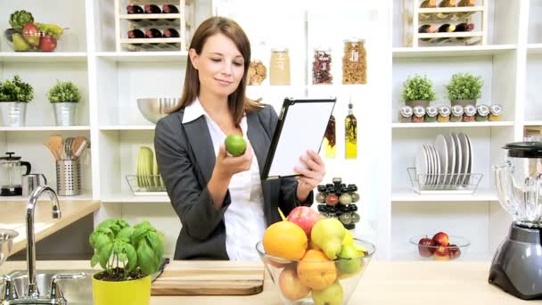 Бізнес-леді онлайн технології здорове харчування дієти — стокове відео