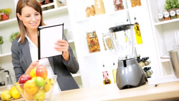 Zakenvrouw in keuken met behulp van draadloze Tablet PC — Stockvideo