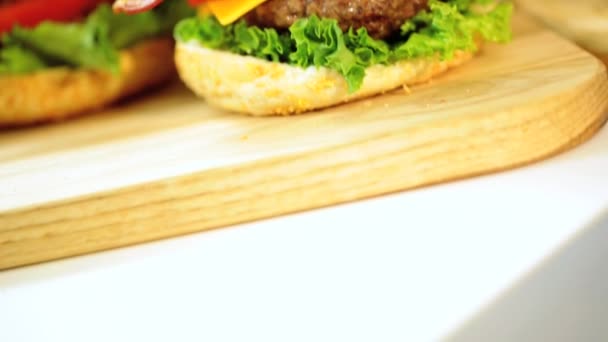 Primer plano clásico fresco tocino hamburguesa con queso Comida — Vídeo de stock