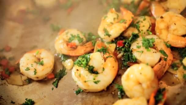 Cozinhar camarão de frutos do mar frescos saudáveis com ervas — Vídeo de Stock