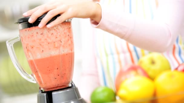 Chica en la cocina haciendo batido — Vídeos de Stock