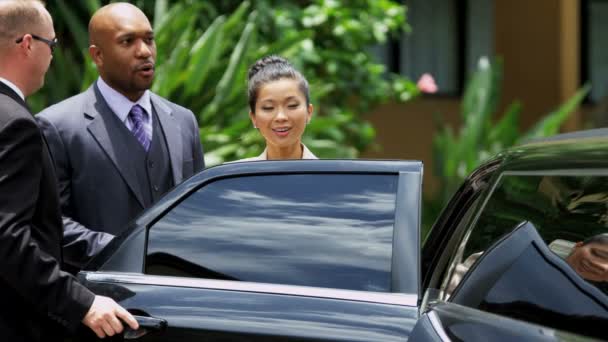 Conducente di limousine incontrare dirigenti di società etniche — Video Stock