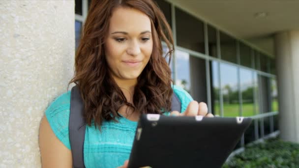 Студентка с беспроводным планшетом — стоковое видео