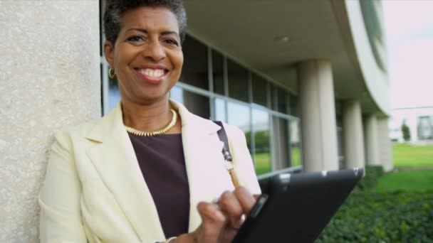 Mujer universidad presidente usando tableta — Vídeos de Stock