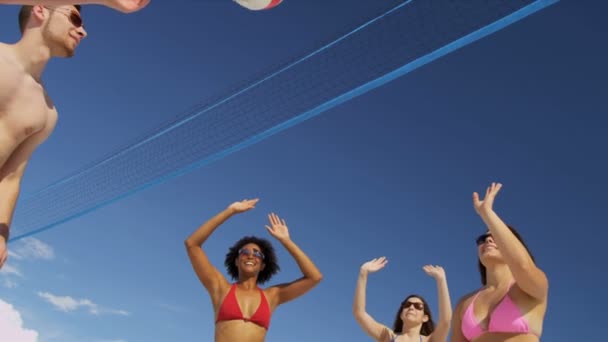 College-Freunde spielen am Strand Volleyball — Stockvideo