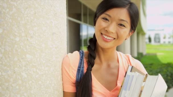 Жінка-студент, що носить бібліотечні книги — стокове відео
