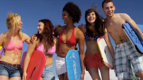 Tieners plezier op strand — Stockvideo