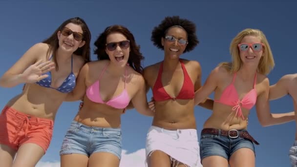 Eğlenceli, birlikte sahilde zevk gençler — Stok video