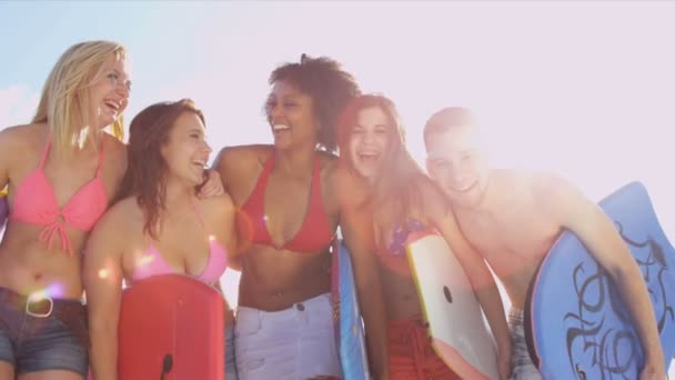 Les adolescents s'amusent sur la plage — Video