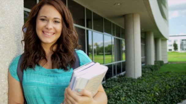 Vrouwelijke student boekwaarde bibliotheekboeken — Stockvideo