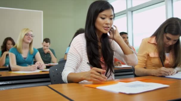 Studenten in de klas — Stockvideo