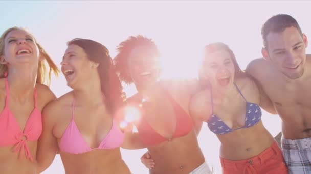Jugendliche genießen gemeinsam Spaß am Strand — Stockvideo