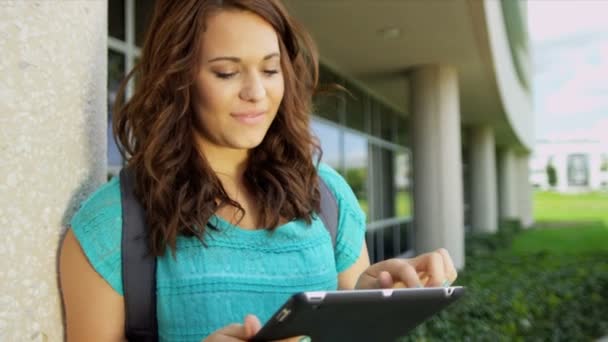Студентка с беспроводным планшетом — стоковое видео