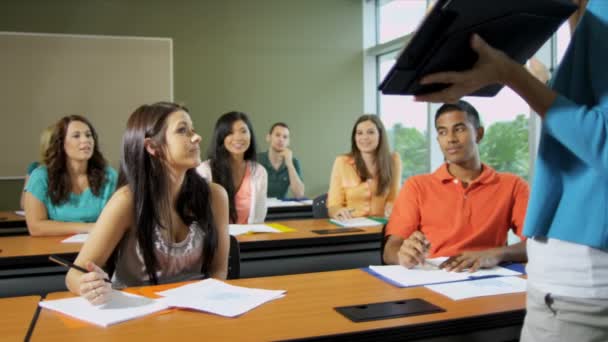 Étudiants travaillant avec une enseignante — Video