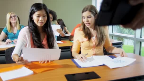 Estudantes universitários em sala de aula — Vídeo de Stock