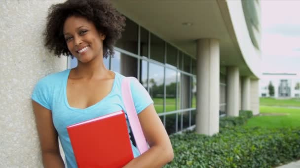 Adolescente femenina estudiando en la universidad moderna — Vídeo de stock