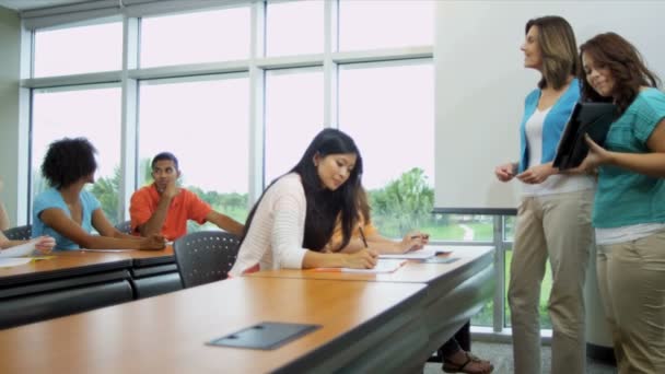 Studenten met docent luisteren naar presentatie — Stockvideo