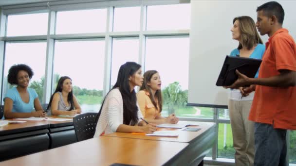 Estudante universitário dando apresentação em sala de aula — Vídeo de Stock