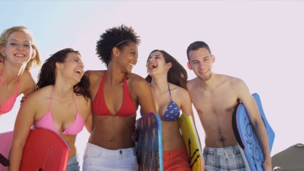 Les adolescents s'amusent sur la plage — Video