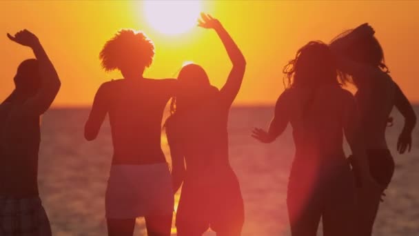 Подростки веселятся вместе на пляже — стоковое видео
