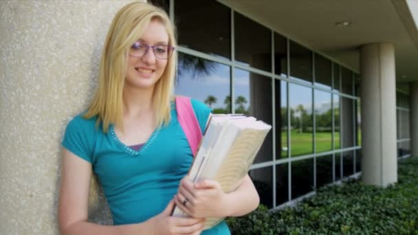 Kvinnlig student redovisade bibliotekets böcker — Stockvideo
