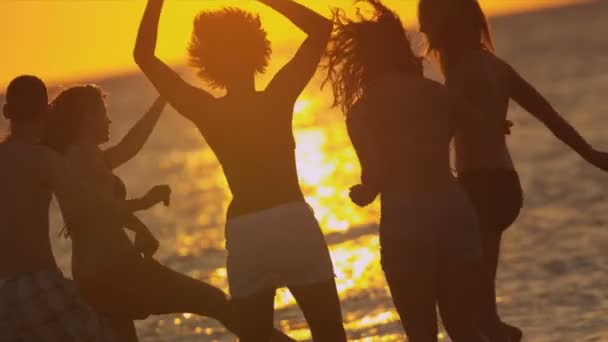 年轻人在海滩上玩耍 — 图库视频影像
