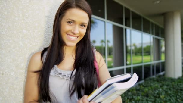 Estudiante sosteniendo libros de biblioteca — Vídeo de stock