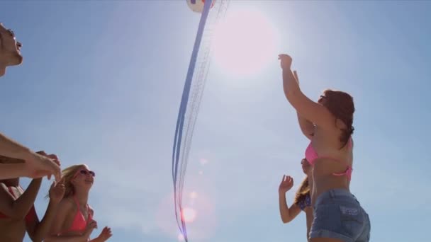 大学生朋友们在沙滩上打排球 — 图库视频影像