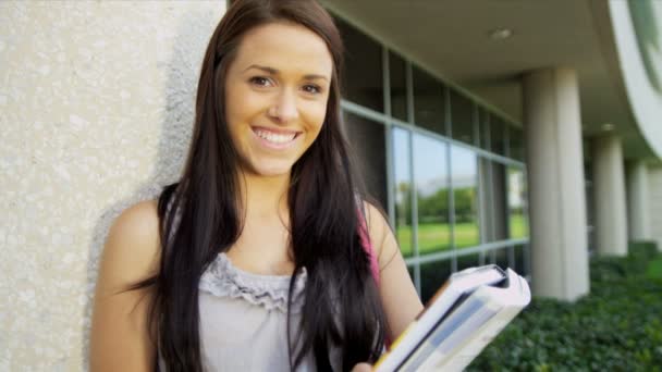 Estudiante sosteniendo libros de biblioteca — Vídeo de stock