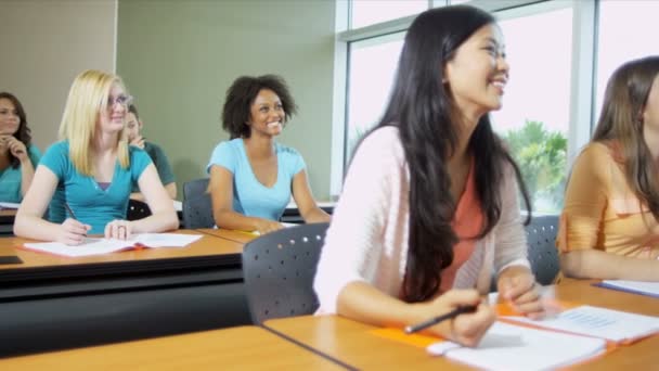 Étudiants collégiaux en classe — Video