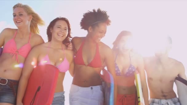 Les adolescents s'amusent sur la plage — Video