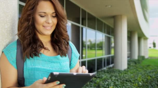 Estudiante femenina con tableta inalámbrica — Vídeo de stock