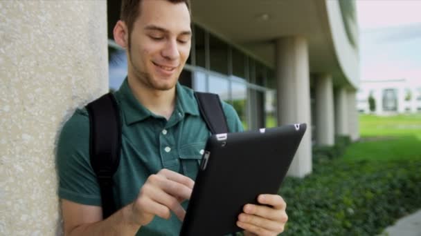 Estudante masculino com tablet sem fio — Vídeo de Stock