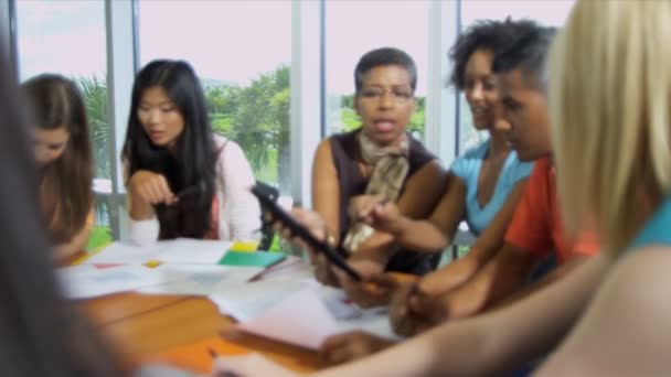 Diákok női előadó az asztal körül — Stock videók