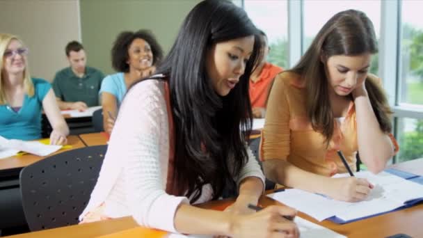 Estudiantes universitarios en el aula — Vídeo de stock