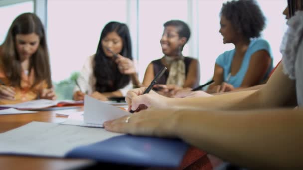 Estudiantes alrededor de la mesa con profesora — Vídeos de Stock