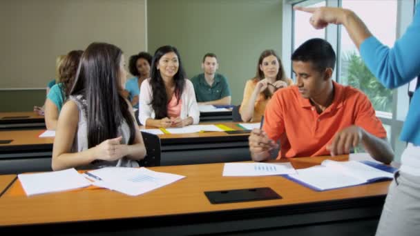 Studenter arbetar i klassrummet med kvinnliga föreläsare — Stockvideo