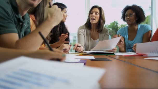 Estudiantes alrededor de la mesa con profesora — Vídeos de Stock