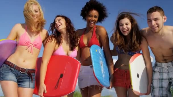 Adolescentes divirtiéndose en la playa — Vídeos de Stock