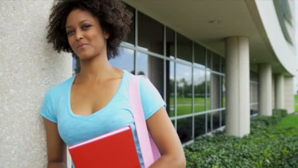 Kvinnliga tonåring studerar på moderna college — Stockvideo