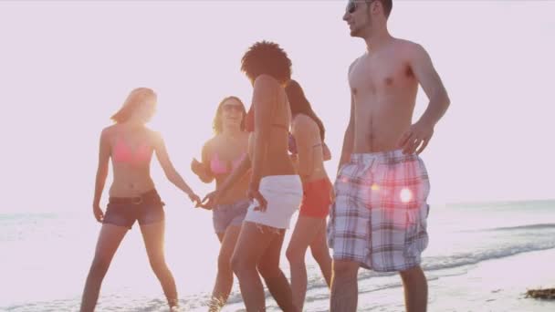 Adolescentes juntos caminhando pela praia — Vídeo de Stock